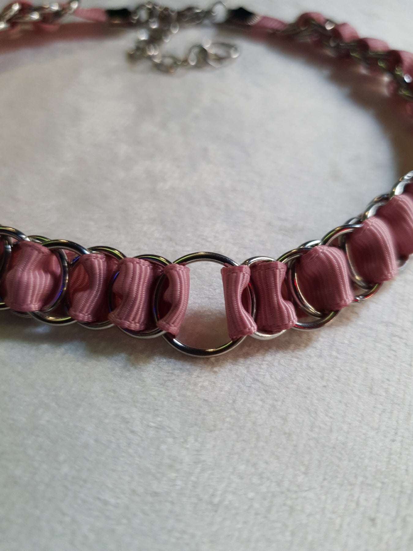Dusty pink chainmail ribbon choker, stainless steel, center O ring detail photo
