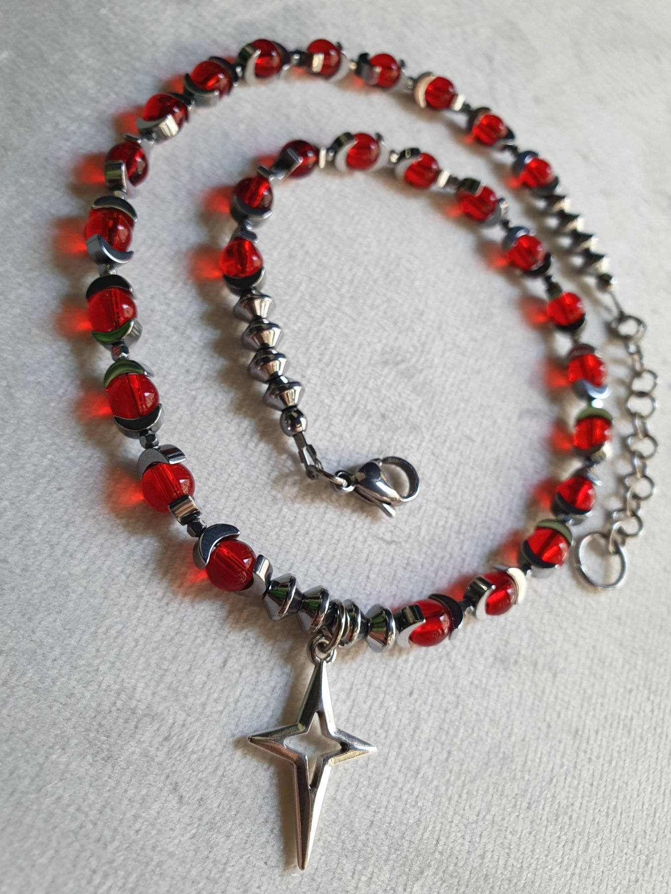 ✦ 𝐂𝐄𝐋𝐄𝐒𝐓𝐈𝐀 ✦ | Red Glass & Hematite Necklace