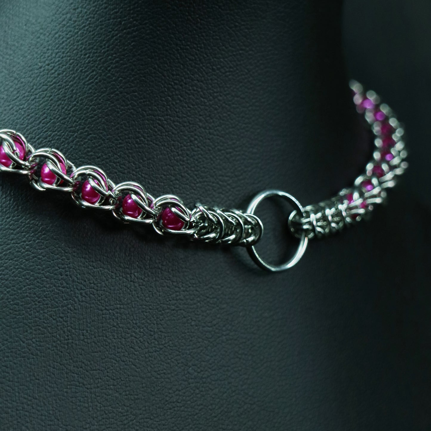 Close-up of O-ring centerpiece and captured bead detail.