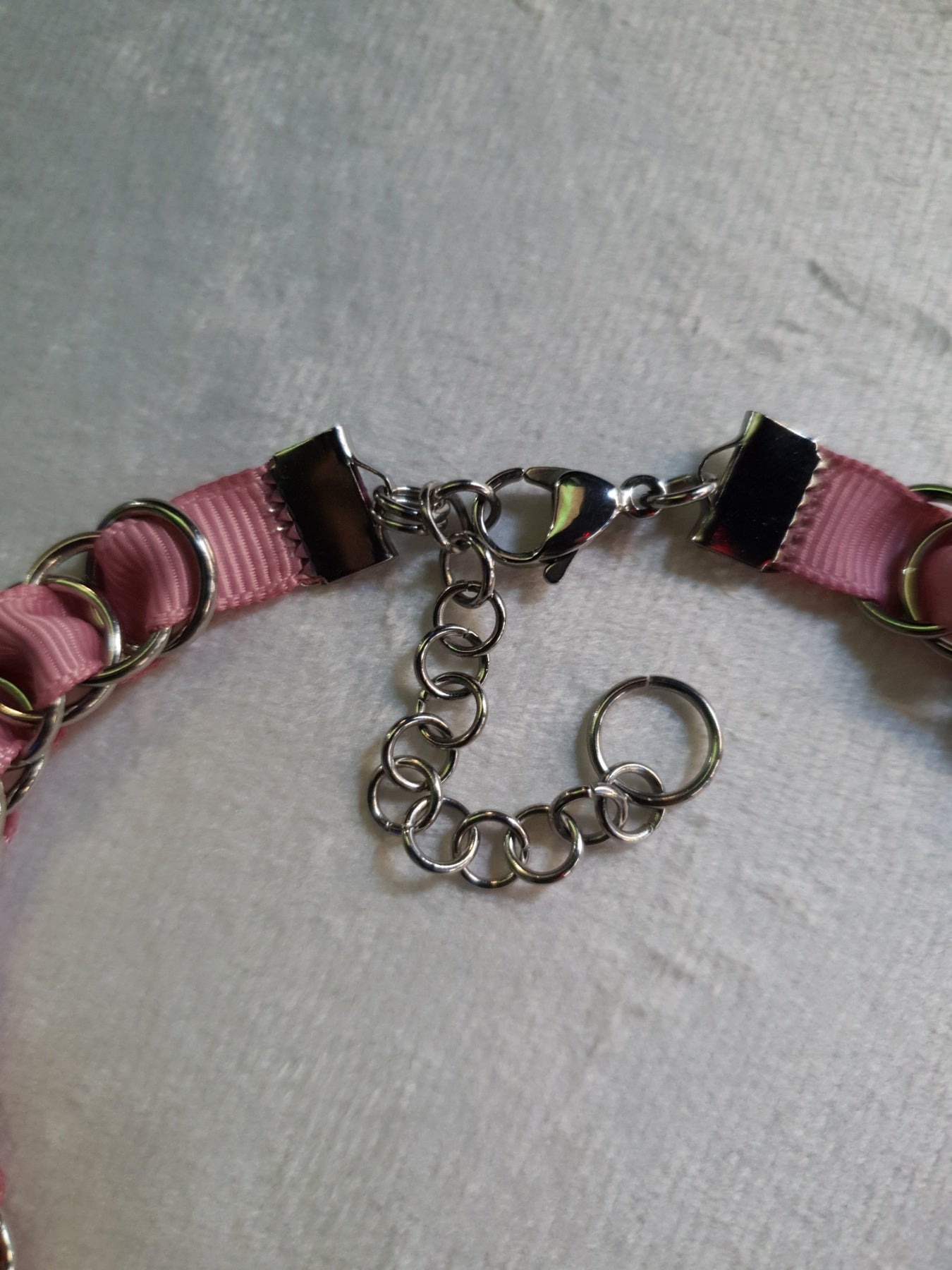 Dusty pink chainmail ribbon choker, stainless steel, clasp detail photo