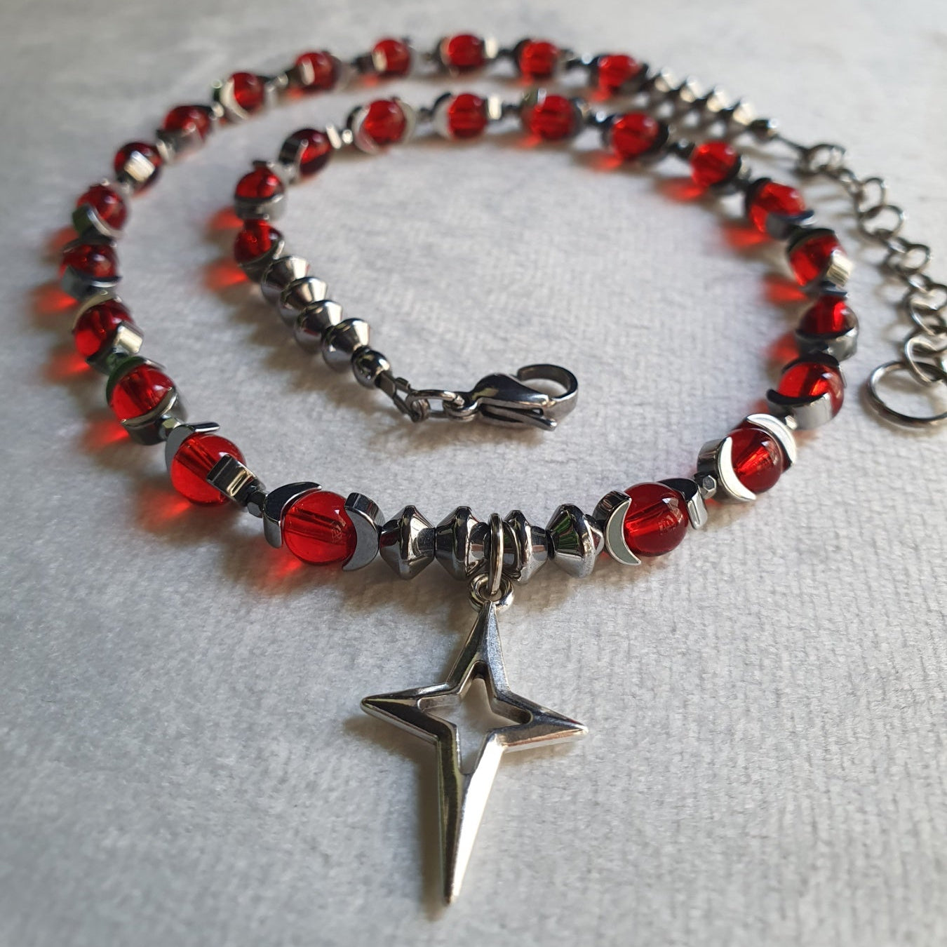 ✦ 𝐂𝐄𝐋𝐄𝐒𝐓𝐈𝐀 ✦ | Red Glass & Hematite Necklace