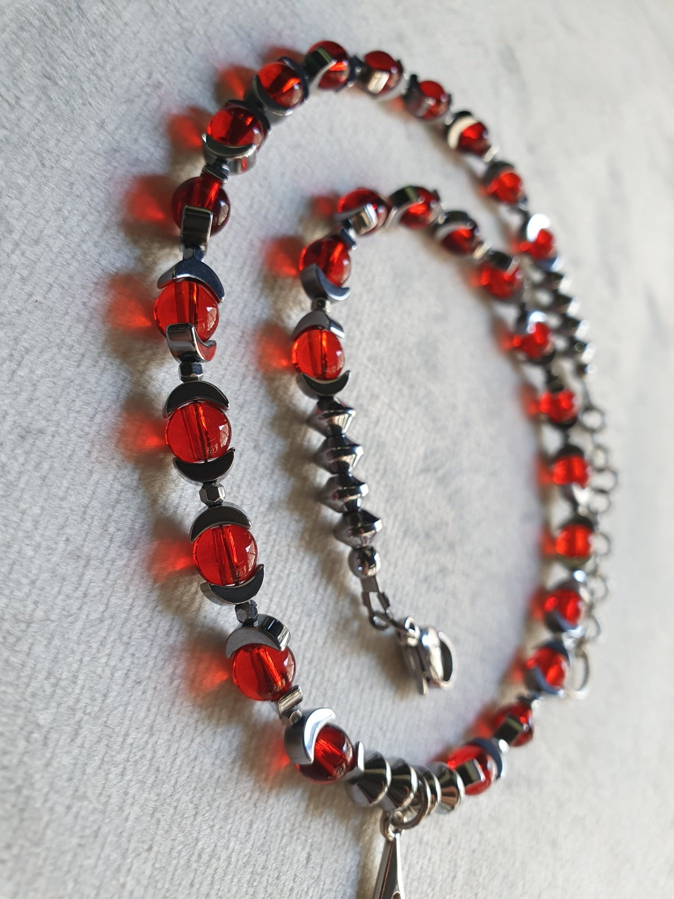 ✦ 𝐂𝐄𝐋𝐄𝐒𝐓𝐈𝐀 ✦ | Red Glass & Hematite Necklace