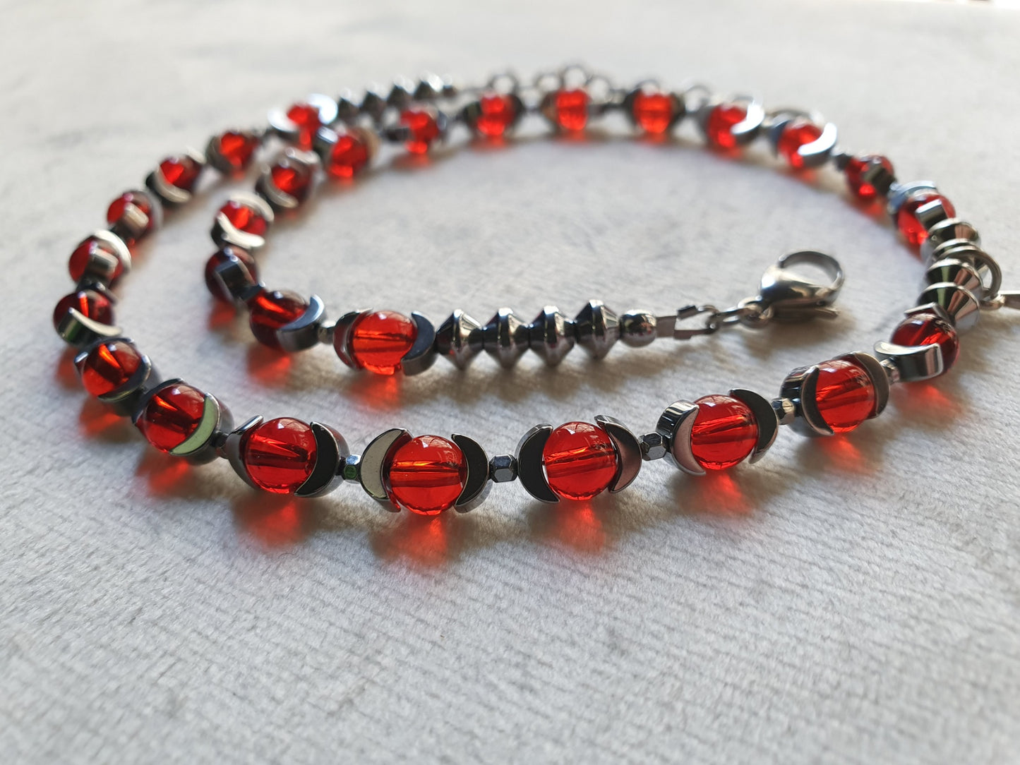 ✦ 𝐂𝐄𝐋𝐄𝐒𝐓𝐈𝐀 ✦ | Red Glass & Hematite Necklace